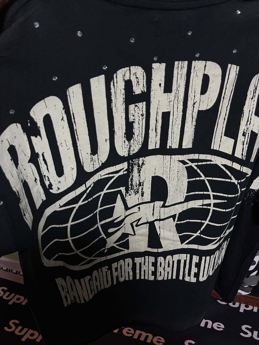 ROUGHPLAY “Battle Wounds” Cut-Off Manga Corta