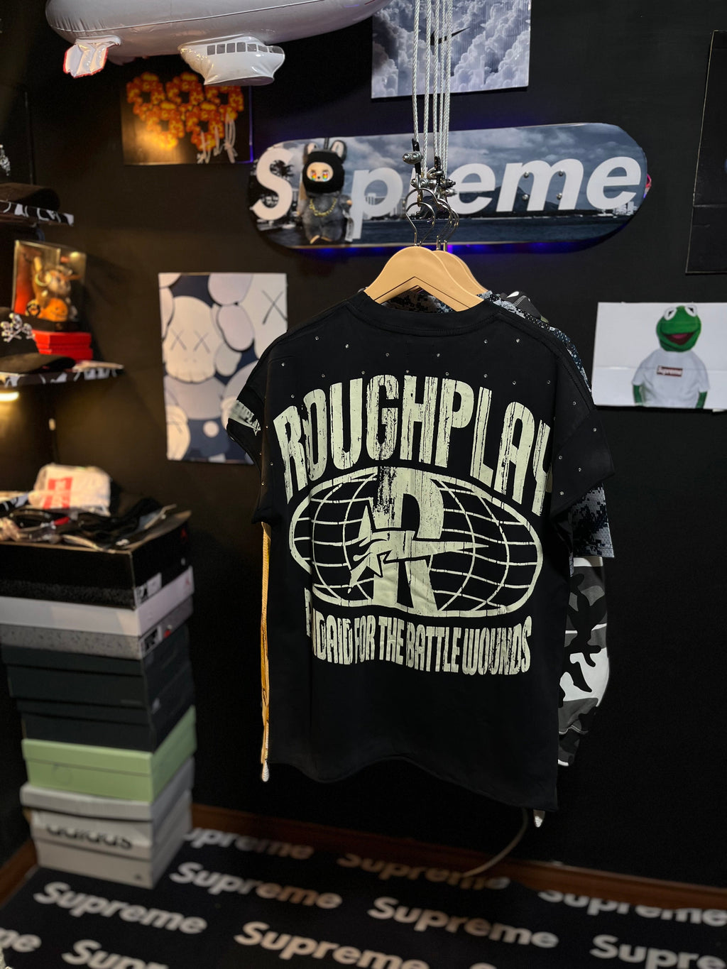 ROUGHPLAY “Battle Wounds” Cut-Off Manga Corta