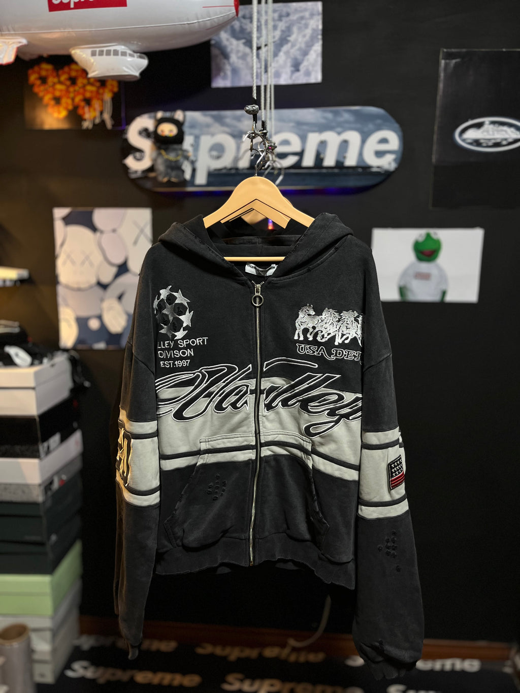 BLACK CURSIVE ZIP UP HOODIE VALLEY
