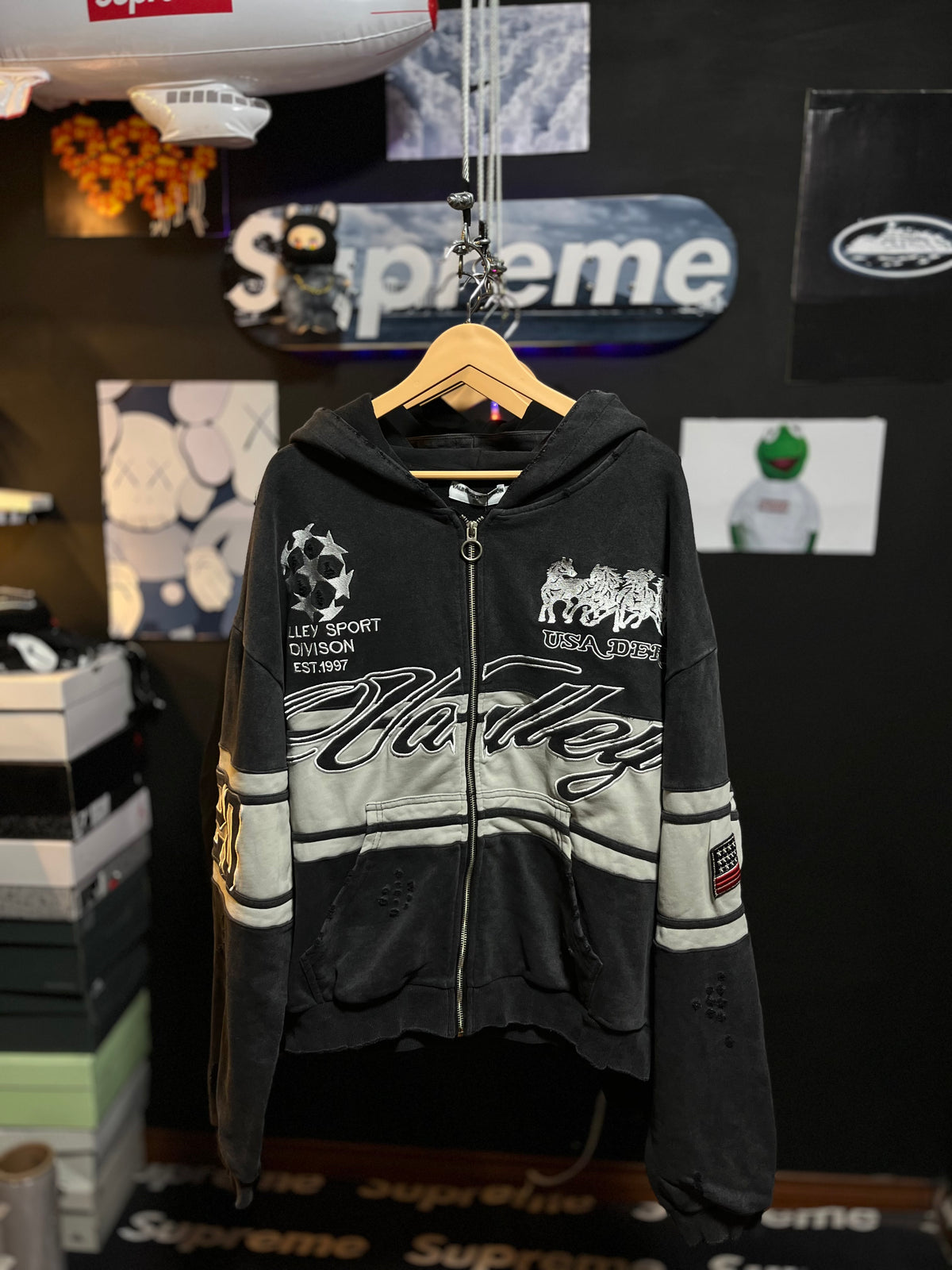 BLACK CURSIVE ZIP UP HOODIE VALLEY
